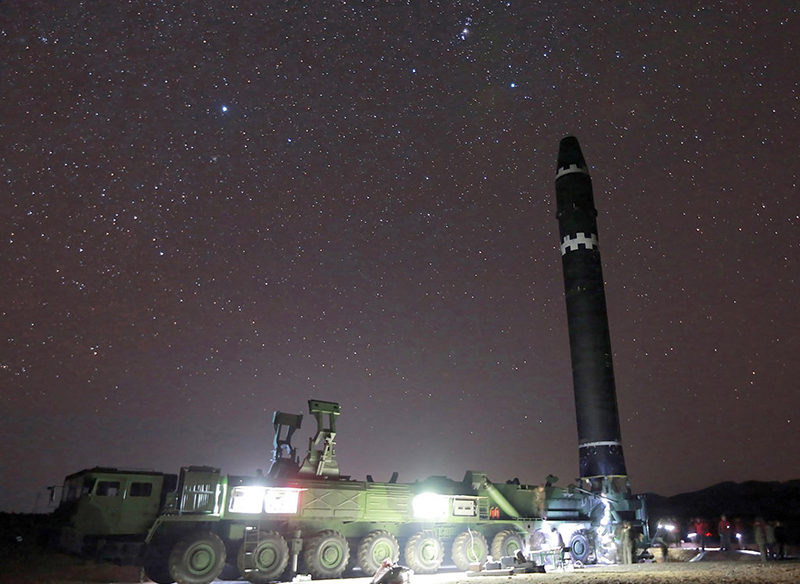 Ông Kim Jong Un chia vui cùng cấp dưới khi Triều Tiên thử tên lửa